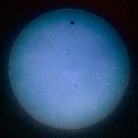 金星凌日时观察到太阳黑子的偏移