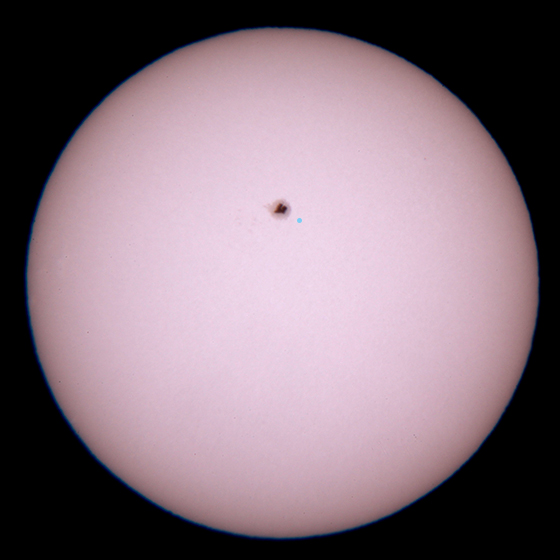 太阳黑子AR2529 蓝点示意地球大小